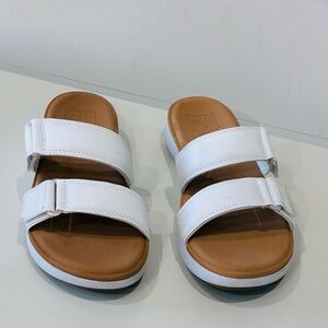Reef Size 9 White Women’s Sandals – New Like condition comfortable vacation